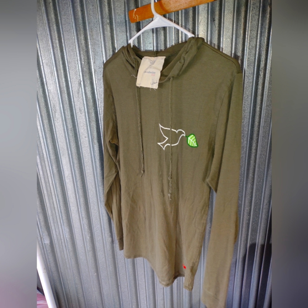 Life Is Good Long sleeve hooded tee with Bird size Sm